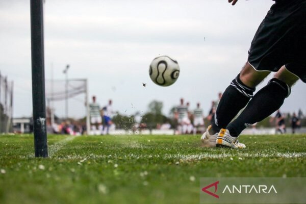 Berikut beberapa alternatif judul untuk "Adrian Wibowo Jalani Debut Bersama LA FC":

1. "Adrian Wibowo Memulai Karier Bersama LA FC"
2. "Debut Pertama Adrian Wibowo Bersama LA FC"
3. "Adrian Wibowo Resmi Bergabung dan Debut di LA FC"
4. "Momen Pertama Adrian Wibowo di LA FC"
5. "Adrian Wibowo Memperkuat LA FC: Debut yang Dinantikan"
6. "Debut Spektakuler Adrian Wibowo di LA FC"
7. "Adrian Wibowo: Langkah Pertama di LA FC"
8. "LA FC Perkenalkan Adrian Wibowo Dalam Debutnya"
9. "Adrian Wibowo Menyambut Debutnya Bersama LA FC dengan Antusias"
10. "Perjalanan Baru Adrian Wibowo Dimulai di LA FC" 

Silakan pilih atau modifikasi sesuai yang diinginkan!