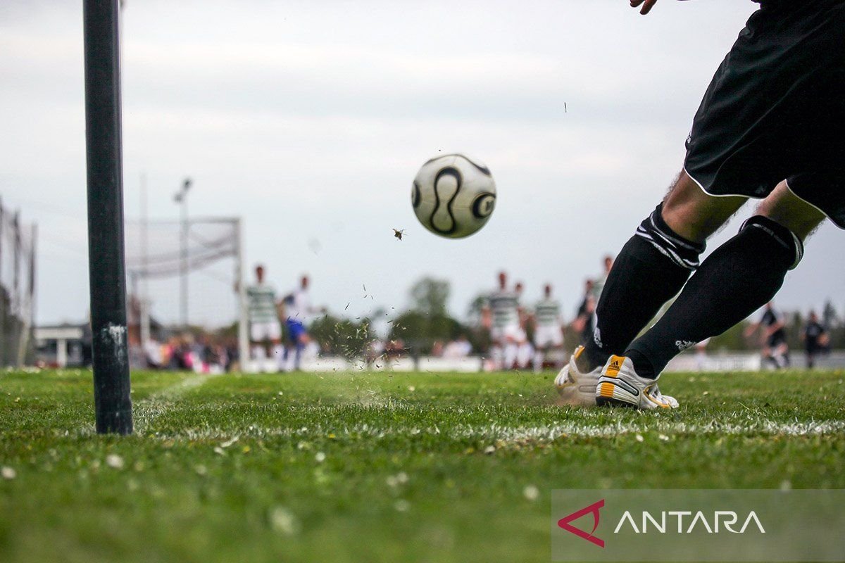 Berikut beberapa alternatif judul untuk "Adrian Wibowo Jalani Debut Bersama LA FC":

1. "Adrian Wibowo Memulai Karier Bersama LA FC"
2. "Debut Pertama Adrian Wibowo Bersama LA FC"
3. "Adrian Wibowo Resmi Bergabung dan Debut di LA FC"
4. "Momen Pertama Adrian Wibowo di LA FC"
5. "Adrian Wibowo Memperkuat LA FC: Debut yang Dinantikan"
6. "Debut Spektakuler Adrian Wibowo di LA FC"
7. "Adrian Wibowo: Langkah Pertama di LA FC"
8. "LA FC Perkenalkan Adrian Wibowo Dalam Debutnya"
9. "Adrian Wibowo Menyambut Debutnya Bersama LA FC dengan Antusias"
10. "Perjalanan Baru Adrian Wibowo Dimulai di LA FC" 

Silakan pilih atau modifikasi sesuai yang diinginkan!