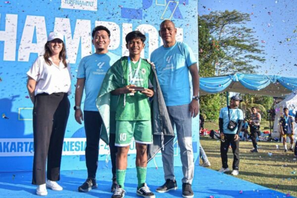 Berikut beberapa alternatif judul untuk "Pemain Terbaik LALIGA Youth Tournament Indonesia Dikirim ke Girona FC":

1. "Pemain Unggulan LALIGA Youth Tournament Indonesia Bergabung dengan Girona FC"
2. "Bintang Muda LALIGA Youth Tournament Indonesia Resmi Menyusul Girona FC"
3. "Pemain Terbaik dari LALIGA Youth Tournament Indonesia Ditransfer ke Girona FC"
4. "Talenta Cemerlang LALIGA Youth Tournament Indonesia Kini Bersama Girona FC"
5. "Pemain Muda LALIGA Youth Tournament Indonesia Dapat Kesempatan di Girona FC" 

Silakan pilih judul yang paling sesuai atau inspiratif!