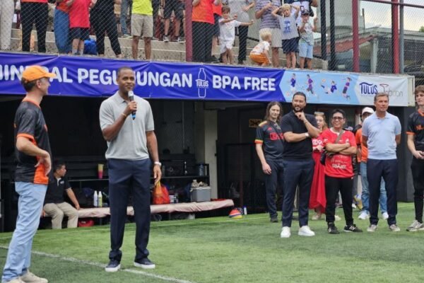 Turnamen Anak: Simbol Persahabatan Belanda-Indonesia" 

Alternatif:
"Turnamen Anak: Jembatan Persahabatan antara Belanda dan Indonesia"  
"Turnamen Anak: Merajut Kembali Persahabatan Belanda-Indonesia"  
"Turnamen Anak: Menguatkan Tali Persahabatan Belanda dan Indonesia"  
"Turnamen Anak: Ikatan Persahabatan antara Belanda dan Indonesia"  
"Turnamen Anak: Menyemai Persahabatan Belanda-Indonesia"  

Silakan pilih salah satu atau modifikasi sesuai keinginan!
