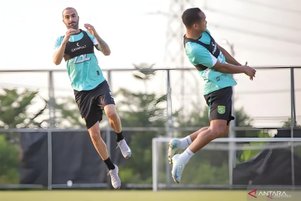 Here are some alternative titles for "Pemain asing baru optimistis bawa Persebaya capai target musim ini":

1. "Pendatang Baru Siap Bawa Persebaya Menuju Kesuksesan Musim Ini"
2. "Pemain Asing Percaya Diri Perkuat Persebaya Raih Target Musim"
3. "Optimisme Pemain Baru: Persebaya Siap Capai Target Musim Ini"
4. "Pemain Asing Optimis Persebaya Mencapai Ambisi Musim Ini"
5. "Rekrutan Baru Yakin Dapat Bawa Persebaya Meraih Target Musim"
6. "Pemain Asing Baru: Persebaya Menuju Target Musim yang Ambisius"
7. "Dengan Spirit Baru, Persebaya Siap Capai Tujuan Musim Ini"
8. "Pemain Asing Memberikan Harapan Baru untuk Kesuksesan Persebaya"

Feel free to choose or modify any of these titles!