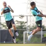 Here are some alternative titles for "Pemain asing baru optimistis bawa Persebaya capai target musim ini":

1. "Pendatang Baru Siap Bawa Persebaya Menuju Kesuksesan Musim Ini"
2. "Pemain Asing Percaya Diri Perkuat Persebaya Raih Target Musim"
3. "Optimisme Pemain Baru: Persebaya Siap Capai Target Musim Ini"
4. "Pemain Asing Optimis Persebaya Mencapai Ambisi Musim Ini"
5. "Rekrutan Baru Yakin Dapat Bawa Persebaya Meraih Target Musim"
6. "Pemain Asing Baru: Persebaya Menuju Target Musim yang Ambisius"
7. "Dengan Spirit Baru, Persebaya Siap Capai Tujuan Musim Ini"
8. "Pemain Asing Memberikan Harapan Baru untuk Kesuksesan Persebaya"

Feel free to choose or modify any of these titles!