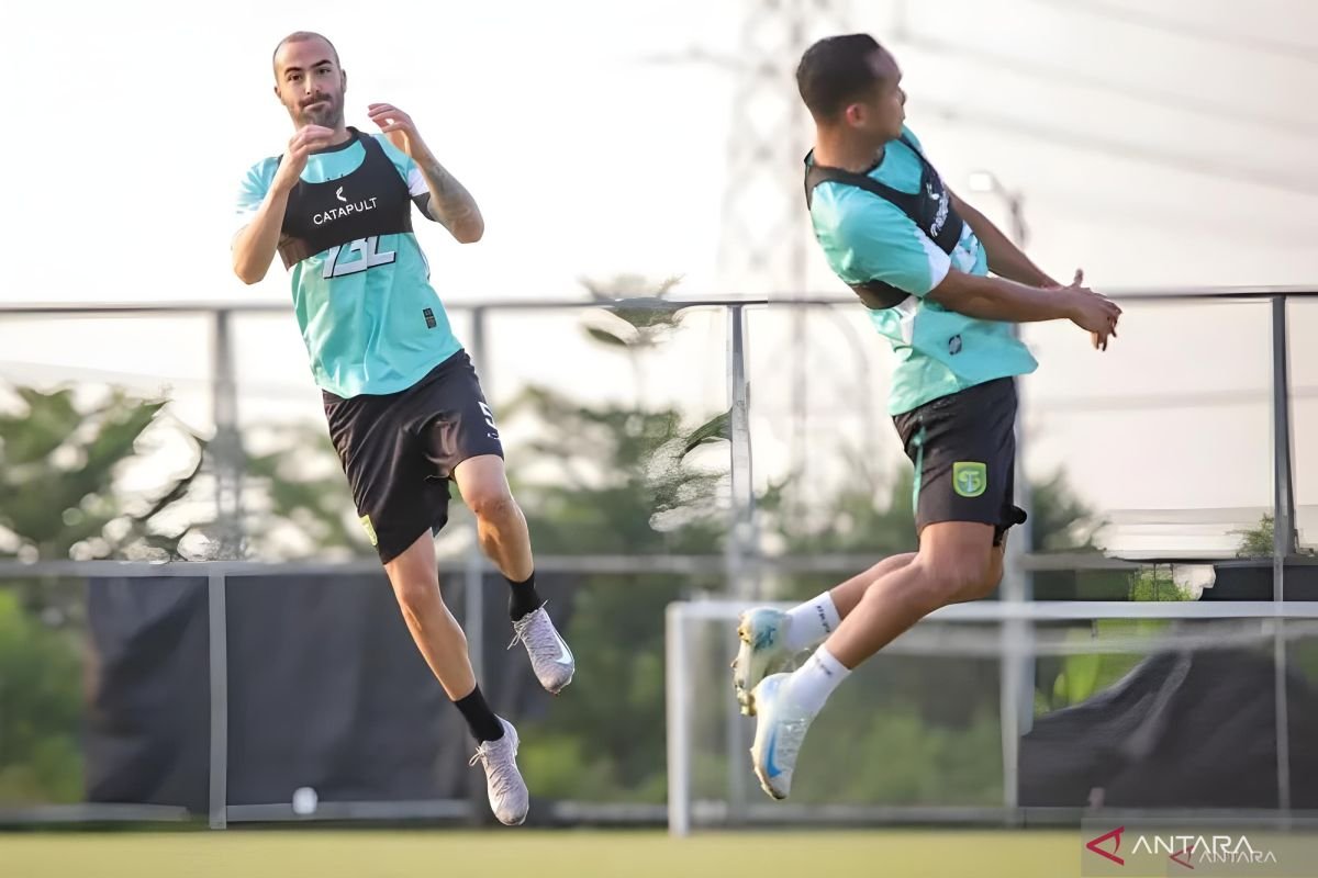 Here are some alternative titles for "Pemain asing baru optimistis bawa Persebaya capai target musim ini":

1. "Pendatang Baru Siap Bawa Persebaya Menuju Kesuksesan Musim Ini"
2. "Pemain Asing Percaya Diri Perkuat Persebaya Raih Target Musim"
3. "Optimisme Pemain Baru: Persebaya Siap Capai Target Musim Ini"
4. "Pemain Asing Optimis Persebaya Mencapai Ambisi Musim Ini"
5. "Rekrutan Baru Yakin Dapat Bawa Persebaya Meraih Target Musim"
6. "Pemain Asing Baru: Persebaya Menuju Target Musim yang Ambisius"
7. "Dengan Spirit Baru, Persebaya Siap Capai Tujuan Musim Ini"
8. "Pemain Asing Memberikan Harapan Baru untuk Kesuksesan Persebaya"

Feel free to choose or modify any of these titles!
