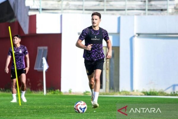 Berikut adalah beberapa alternatif judul untuk "Persik Kediri Kembali Datangkan Pemain Asing Pertajam Lini Depan":

1. "Persik Kediri Recruits New Foreign Player to Strengthen Attack Line"
2. "Pemain Asing Baru Masuk, Persik Kediri Perkuat Sektor Penyerangan"
3. "Persik Kediri Datangkan Pemain Asing untuk Memperkuat Lini Depan"
4. "Dengan Pemain Asing Baru, Persik Kediri Optimalkan Serangan"
5. "Persik Kediri Tambah Tenaga Asing untuk Pertajam Lini Serang"
6. "Pemain Asing Baru Resmi Bergabung, Persik Kediri Siap Hadapi Tantangan”
   
Silakan pilih yang paling sesuai atau ubah sedikit untuk lebih sesuai dengan kebutuhan Anda!