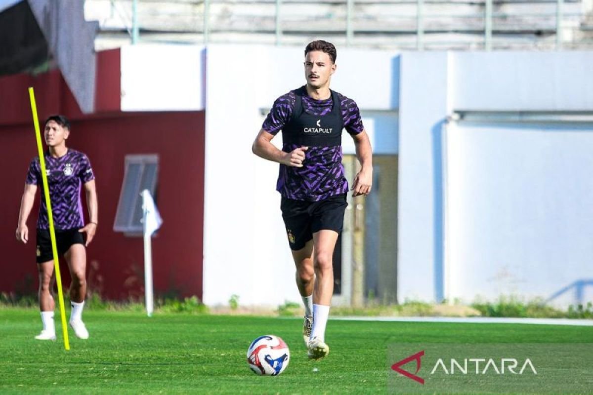 Berikut adalah beberapa alternatif judul untuk "Persik Kediri Kembali Datangkan Pemain Asing Pertajam Lini Depan":

1. "Persik Kediri Recruits New Foreign Player to Strengthen Attack Line"
2. "Pemain Asing Baru Masuk, Persik Kediri Perkuat Sektor Penyerangan"
3. "Persik Kediri Datangkan Pemain Asing untuk Memperkuat Lini Depan"
4. "Dengan Pemain Asing Baru, Persik Kediri Optimalkan Serangan"
5. "Persik Kediri Tambah Tenaga Asing untuk Pertajam Lini Serang"
6. "Pemain Asing Baru Resmi Bergabung, Persik Kediri Siap Hadapi Tantangan”
   
Silakan pilih yang paling sesuai atau ubah sedikit untuk lebih sesuai dengan kebutuhan Anda!