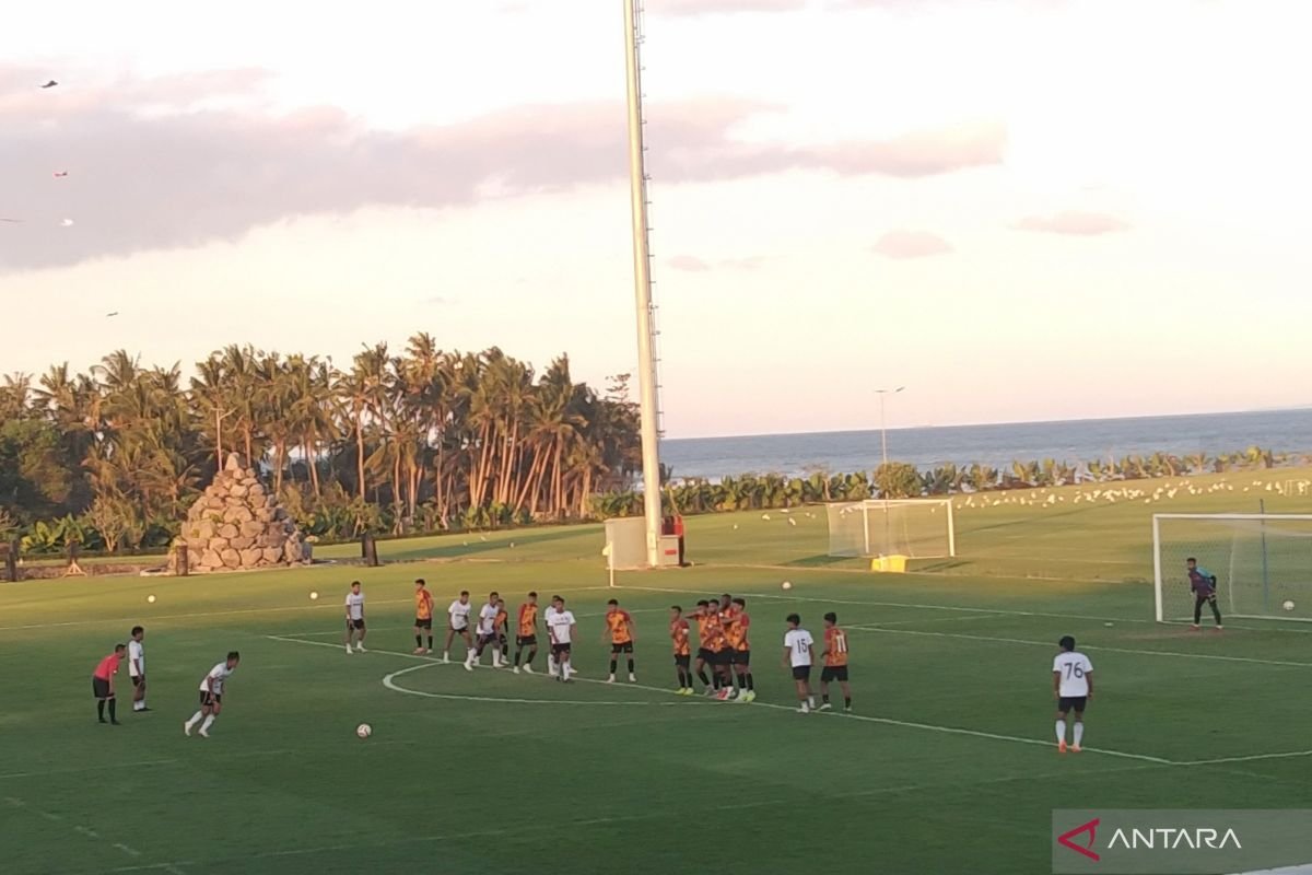 Berikut adalah beberapa saran untuk judul alternatif mengenai laga persahabatan antara Bali United dan Bhayangkara Presisi Lampung:

Bali United Hadapi Bhayangkara Presisi Lampung dalam Pertandingan Persahabatan
Duel Persahabatan: Bali United vs Bhayangkara Presisi Lampung
Bali United Menantang Bhayangkara Presisi Lampung di Laga Persahabatan
Pertandingan Persahabatan Seru: Bali United Berhadapan dengan Bhayangkara Presisi Lampung
Bali United dan Bhayangkara Presisi Lampung Beradu Strategi di Laga Persahabatan

Semoga salah satu dari judul ini sesuai dengan yang Anda cari!