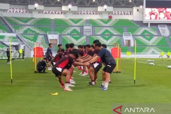 Here are some alternative title suggestions for "Indonesia U17 Latihan Perdana di Stadion Utama Sumut":

1. "Debut Latihan Tim U17 Indonesia di Stadion Utama Sumut"
2. "Indonesia U17 Memulai Latihan Perdana di Stadion Utama Sumut"
3. "Latihan Pertama Indonesia U17 di Stadion Utama Sumut"
4. "Tim U17 Indonesia Gelar Latihan Perdana di Stadion Utama Sumut"
5. "U17 Indonesia Awali Persiapan di Stadion Utama Sumut"
6. "Latihan Awal Indonesia U17 di Stadion Utama Sumut"
7. "Sambutan Hangat untuk Latihan Perdana Indonesia U17 di Stadion Utama Sumut"
8. "Indonesia U17: Latihan Perdana yang Menjanjikan di Stadion Utama Sumut"

Feel free to choose any of these or mix and match to create the perfect title!