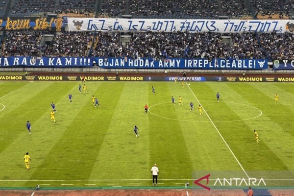 Barros dan Febri Bawa Persib Raih Kemenangan Perdana atas Semen Padang