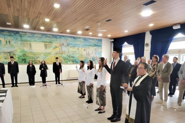 Berikut adalah judul alternatif untuk "Mauro Zijlstra dan Tiga Srikandi Resmi Menjadi Warga Negara Indonesia":

"Perjalanan Mauro Zijlstra dan Tiga Srikandi Menuju Kewarganegaraan Indonesia