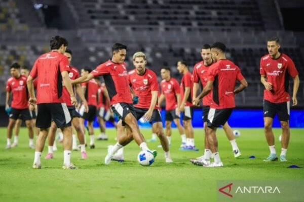 Alternatif judul untuk "Susunan Pemain Indonesia vs Arab Saudi di Kualifikasi Piala Dunia 2026" bisa menjadi:

1. "Rencana Formasi Tim: Indonesia vs Arab Saudi di Kualifikasi Piala Dunia 2026"
2. "Daftar Pemain Indonesia dan Arab Saudi dalam Kualifikasi Piala Dunia 2026"
3. "Susunan Tim Indonesia dan Arab Saudi di Pertandingan Kualifikasi Piala Dunia 2026"
4. "Tim Utama Indonesia vs Arab Saudi di Kualifikasi Piala Dunia 2026"
5. "Perbandingan Lineup Indonesia dan Arab Saudi di Kualifikasi Piala Dunia 2026" 

Jika ada yang lebih spesifik yang diinginkan, silakan beri tahu!