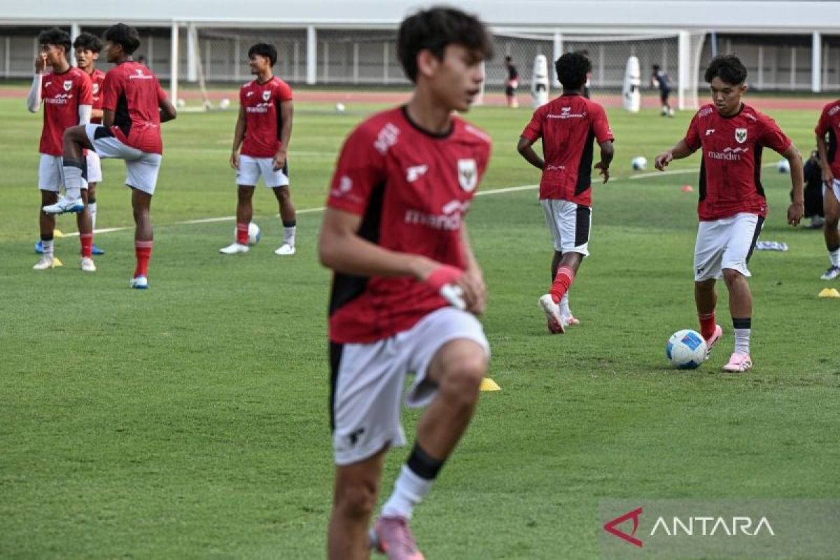 Daftar 21 Pemain Timnas U-17 Indonesia untuk Piala Dunia U-17 2025" bisa diubah menjadi:

1. "Timnas U-17 Indonesia: 21 Pemain untuk Piala Dunia U-17 2025"
2. "21 Bintang Muda: Roster Timnas U-17 Indonesia di Piala Dunia U-17 2025"
3. "Pemain Pilihan: 21 Talenta Timnas U-17 Indonesia untuk Piala Dunia U-17 2025"
4. "Menyongsong Piala Dunia U-17 2025: Daftar 21 Pemain Timnas U-17 Indonesia"
5. "Roster Resmi: 21 Pemain Timnas U-17 Indonesia untuk Piala Dunia U-17 2025"

Apakah ada yang ingin Anda ubah atau sesuaikan?