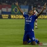 Persib Bandung Tundukkan Persis Solo dengan Skor 2-0: Sepuluh Pemain Berjuang Keras