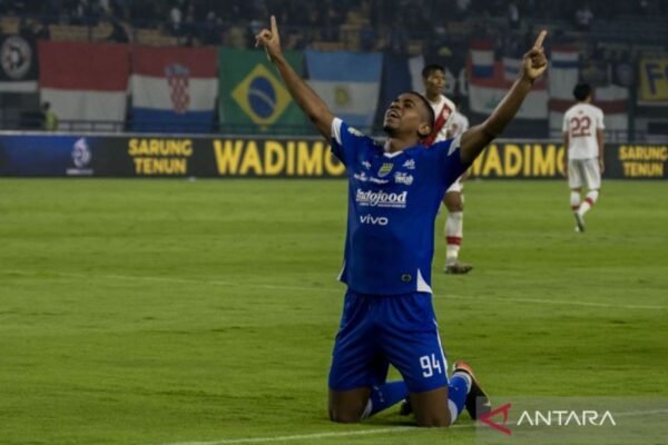 Persib Bandung Tundukkan Persis Solo dengan Skor 2-0: Sepuluh Pemain Berjuang Keras